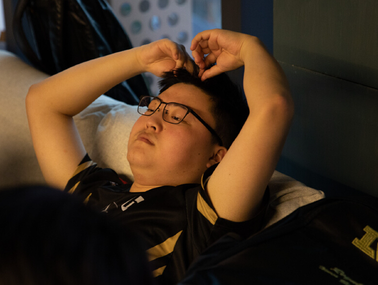 NS力克KT，Uzi完成史诗逆转宿敌对决八强赛，点燃全场激情