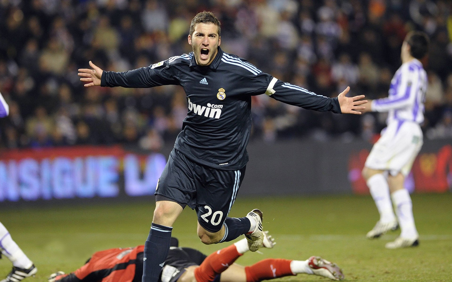 德甲争冠夜！卡塞米罗双响定江山，中场大师的终极战役